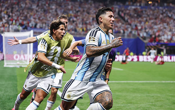 Đội tuyển Argentina duy trì thế trận tấn công dồn dập trước hàng phòng ngự lùi sâu của Ai Cập.