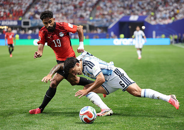 Lisandro Martinez mắc lỗi trong bàn thua của Argentina