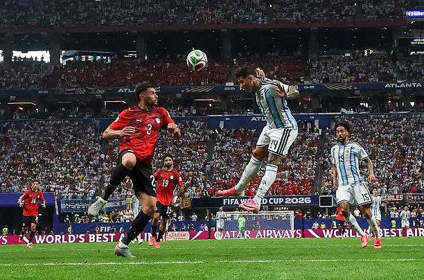 Enzo Fernandez ghi bàn quyết định giúp Argentina vào tứ kết