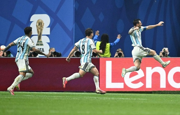 Messi ăn mừng cùng đồng đội sau màn ngược dòng kịch tính