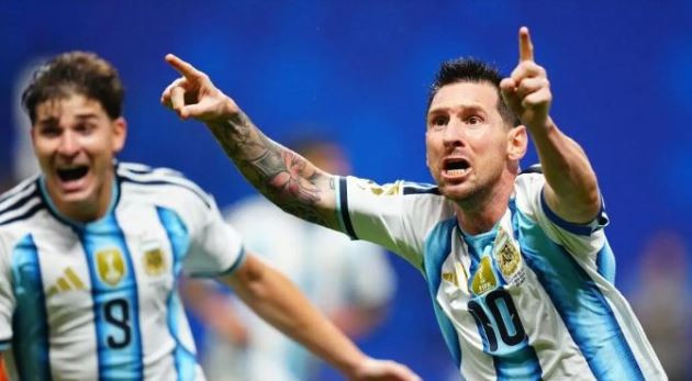 Lionel Messi ăn mừng đầy cảm xúc trong màu áo đội tuyển Argentina tại World Cup.