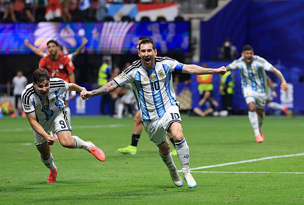 Các cầu thủ Argentina ăn mừng sau khi hoàn tất màn lội ngược dòng đầy cảm xúc.