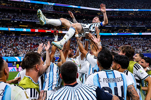 Lionel Messi di chuyển và điều tiết lối chơi cho đội tuyển Argentina.