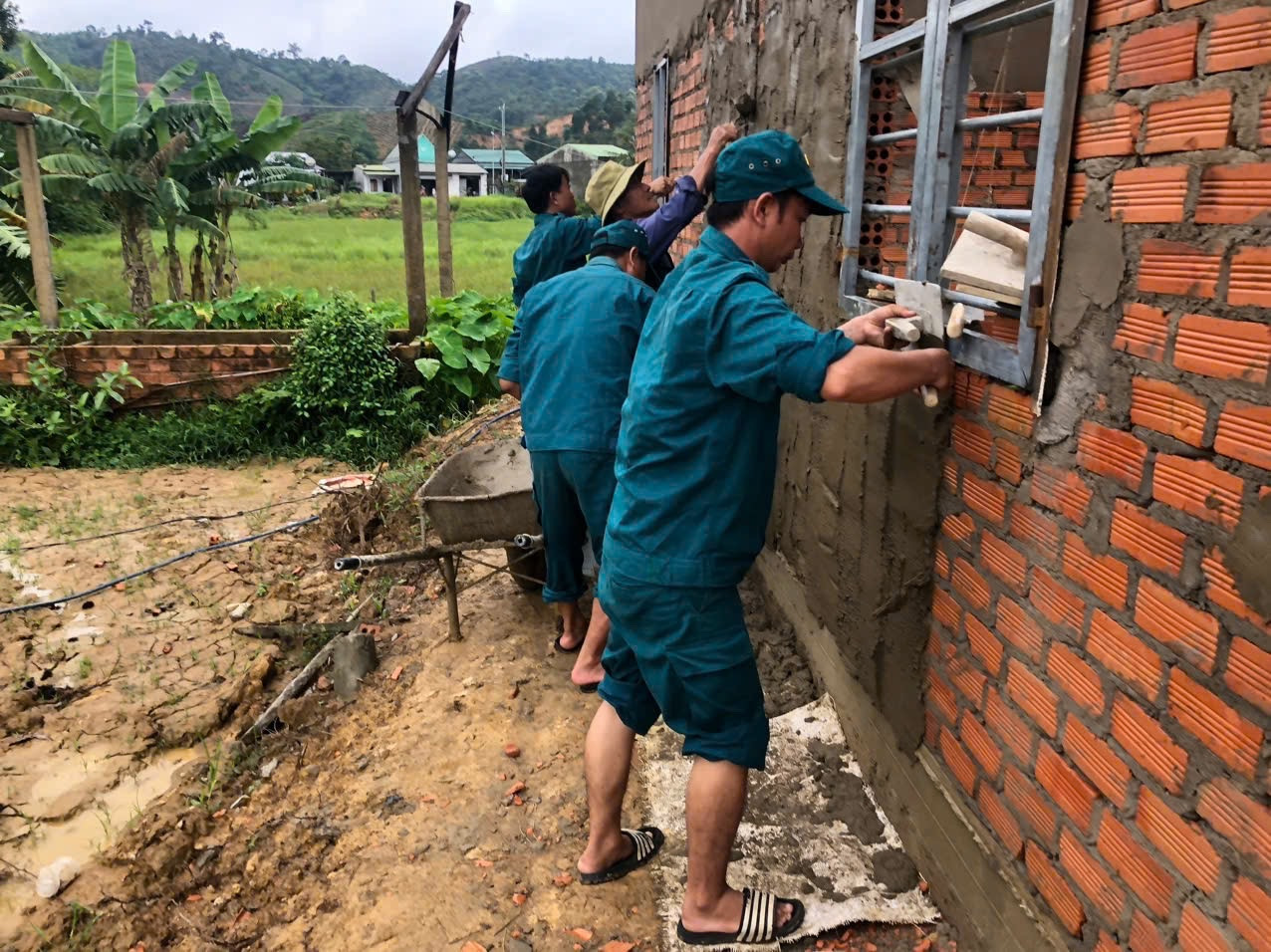 Lực lượng dân quân tự vệ xây nhà cho nạn nhân chất độc da cam