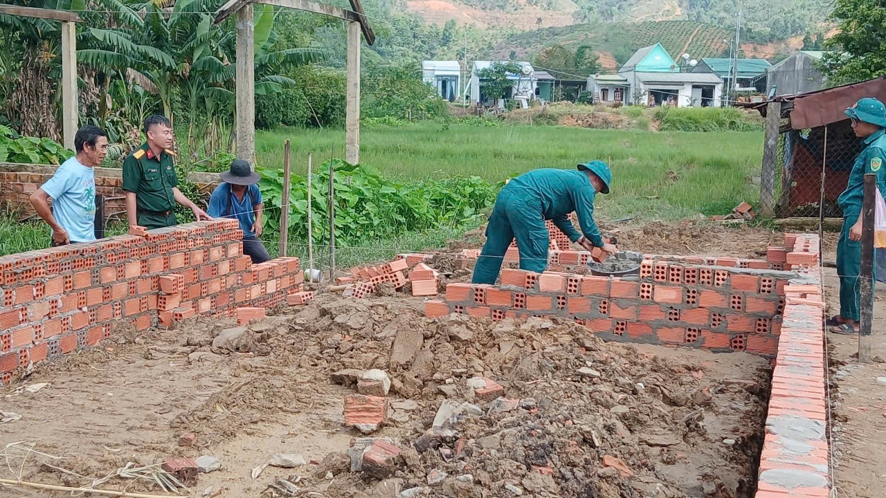 Những ngôi nhà mới xây từ bàn tay người lính