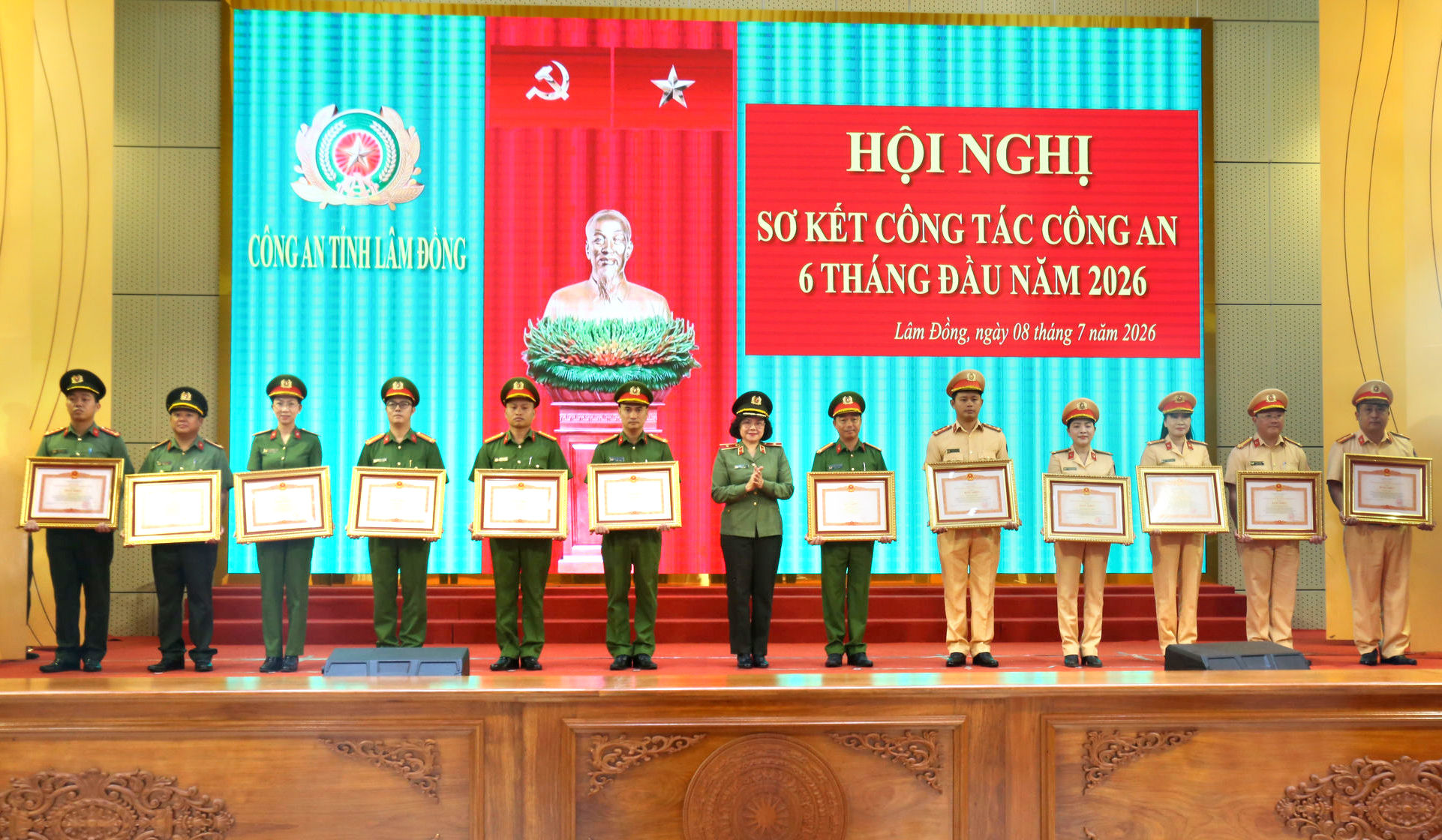 thieu-tuong-ngo-hoai-thu-pho-cuc-truong-cuc-cong-tac-chinh-tri-bo-cong-an-trao-bang-khen-cua-thu-tuong-chinh-phu-cho-cac-ca-nhan-co-thanh-tich-xuat-sac(1).jpg