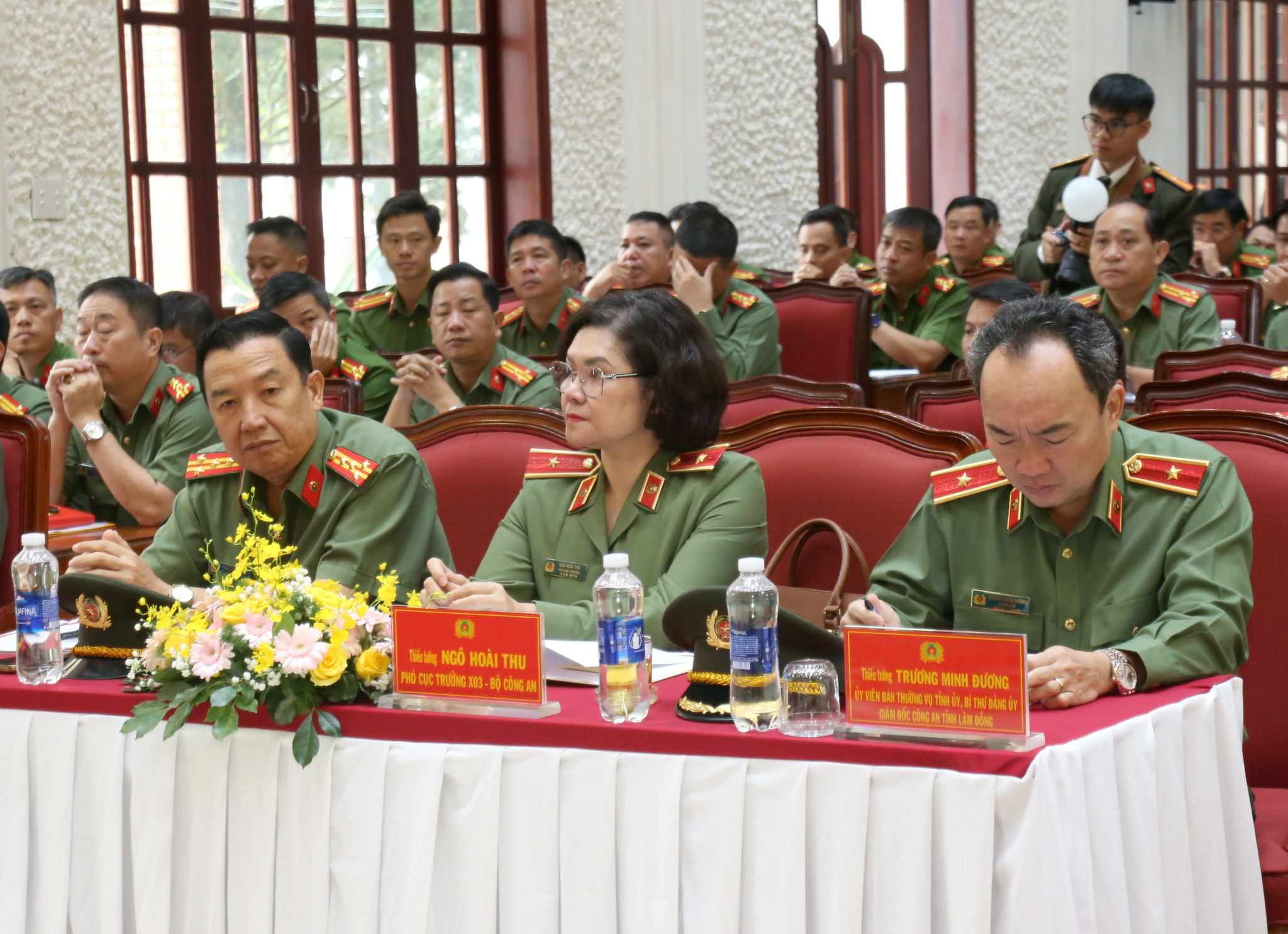 Thiếu tướng Ngô Hoài Thu, Phó Cục trưởng Cục Công tác chính trị, Bộ Công an và Thiếu tướng Trương Minh Đương, Giám đốc Công an tỉnh Lâm Đồng dự hội nghị