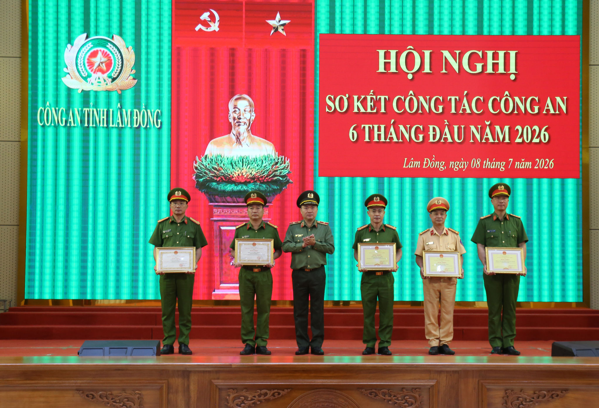 Thiếu tướng Trương Minh Đương, Giám đốc Công an tỉnh trao Bằng khen của Chủ tịch UBND tỉnh cho các tập thể có thành tích xuất sắc