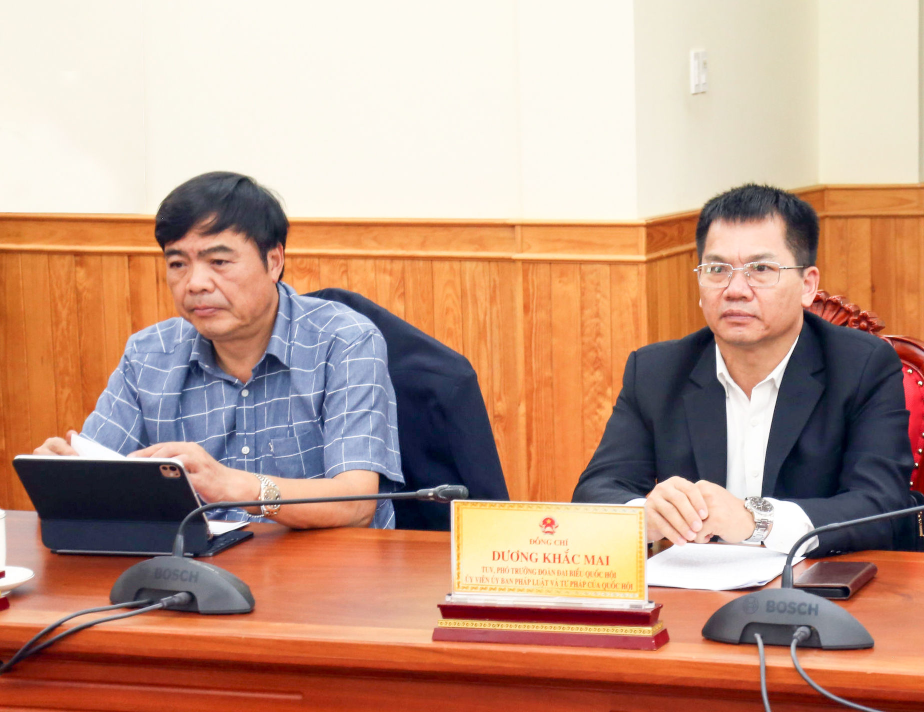 cac-dong-chi-pho-truong-doan-dbqh-chuyen-trach-dang-duc-hiep-duong-khac-mai-du-hoi-nghi(2).jpg