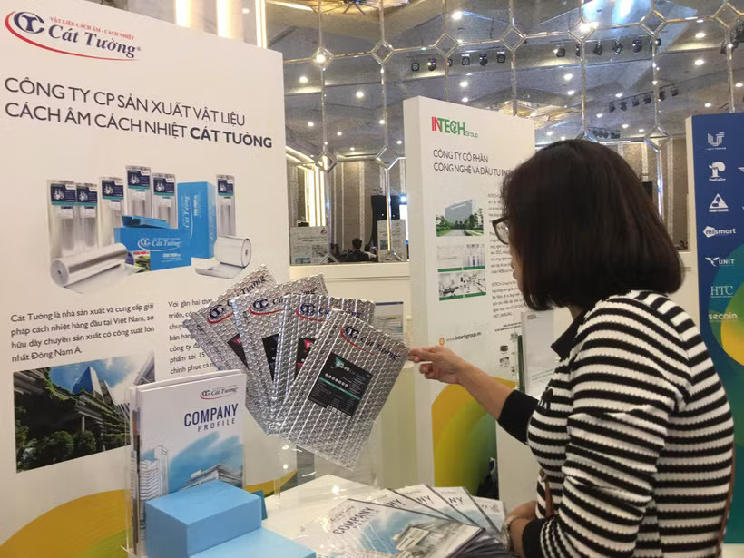 Nâng cao hiệu quả thực thi chính sách hỗ trợ pháp lý cho doanh nghiệp nhỏ, hộ kinh doanh qua các giải pháp đồng bộ, công nghệ số và cải thiện thủ tục. (Ảnh: Vietnam+)