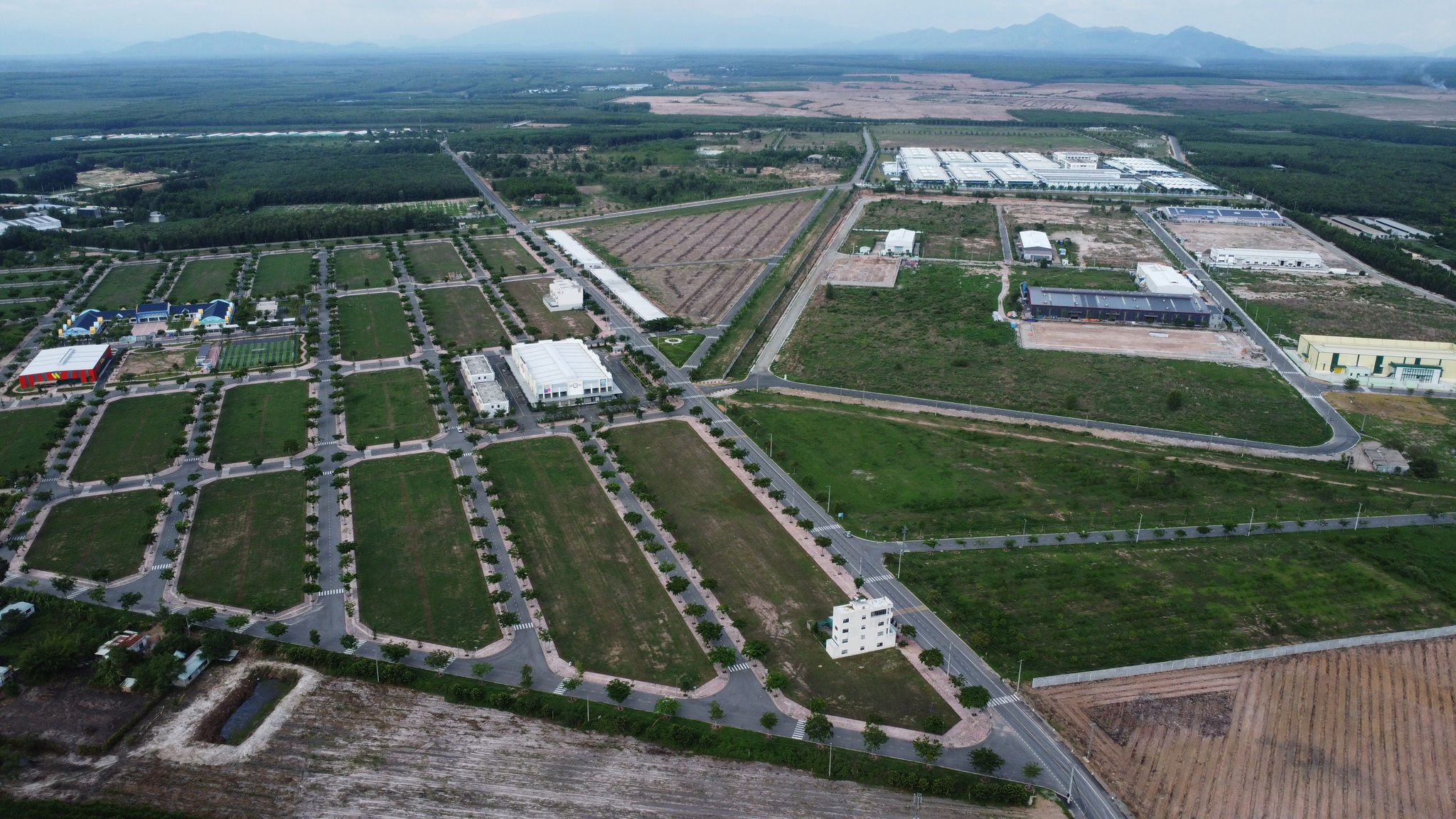 cum-cong-nghiep-nam-ha-va-khu-dan-cu-nam-ha-xa-tra-tan-lam-dong-nhin-tu-tren-cao.jpg