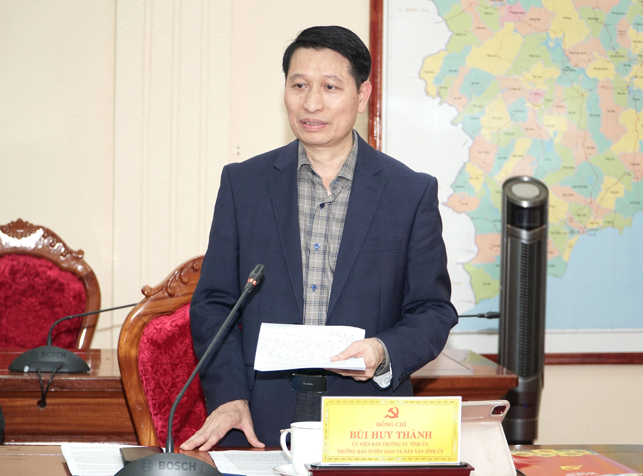 Đồng chí Bùi Huy Thành, Ủy viên Ban Thường vụ Tỉnh ủy, Trưởng Ban Tuyên giáo và Dân vận Tỉnh ủy báo cáo tại hội nghị
