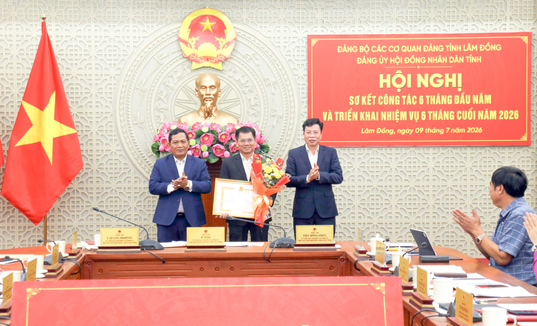 g-khen-dang-vien-hoan-thanh-xuat-sac-nhiem-vu-5-nam-lien-cua-ban-thuong-vu-tinh-uy-cho-dong-chi-duong-khac-mai-pho-truong-do-1-.jpg