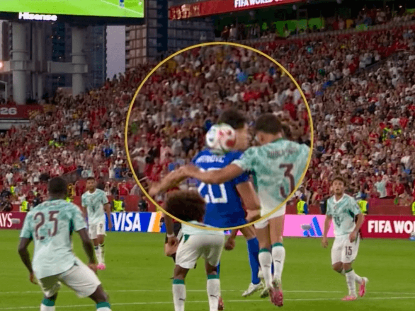 O cabelo de Matanović fez com que o gol da Croácia fosse anulado por impedimento.