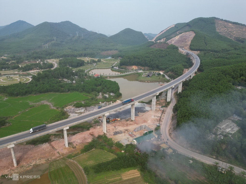 Tuyến cao tốc Cam Lộ - La Sơn tạm dừng khai thác vào ban đêm để thi công mở rộng nền đường.