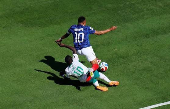 Mané errou o lance, mas Mbappé não teve pênalti marcado a seu favor.