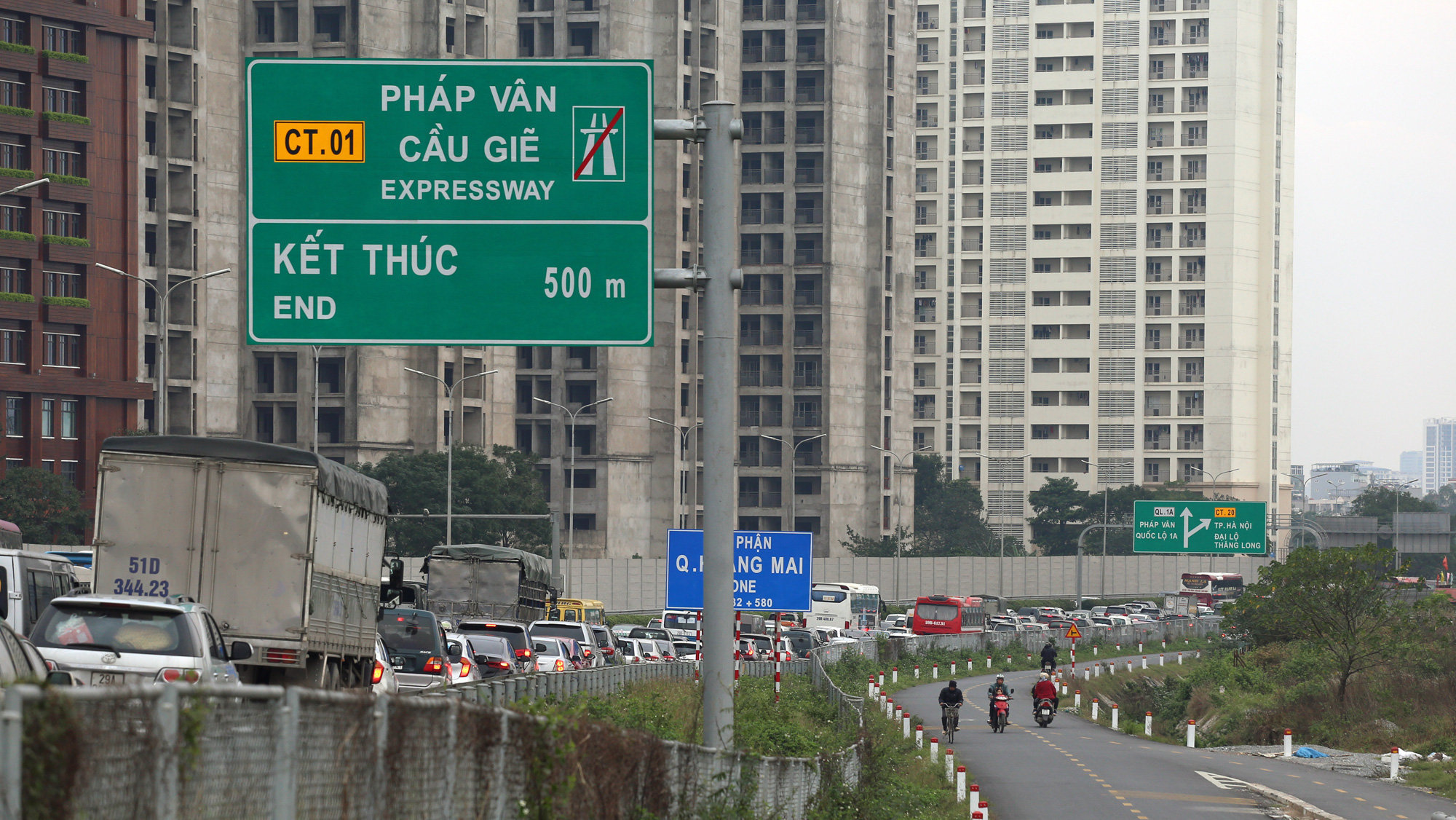 Tuyến cao tốc Pháp Vân - Cầu Giẽ nhìn từ trên cao với lưu lượng phương tiện đông đúc