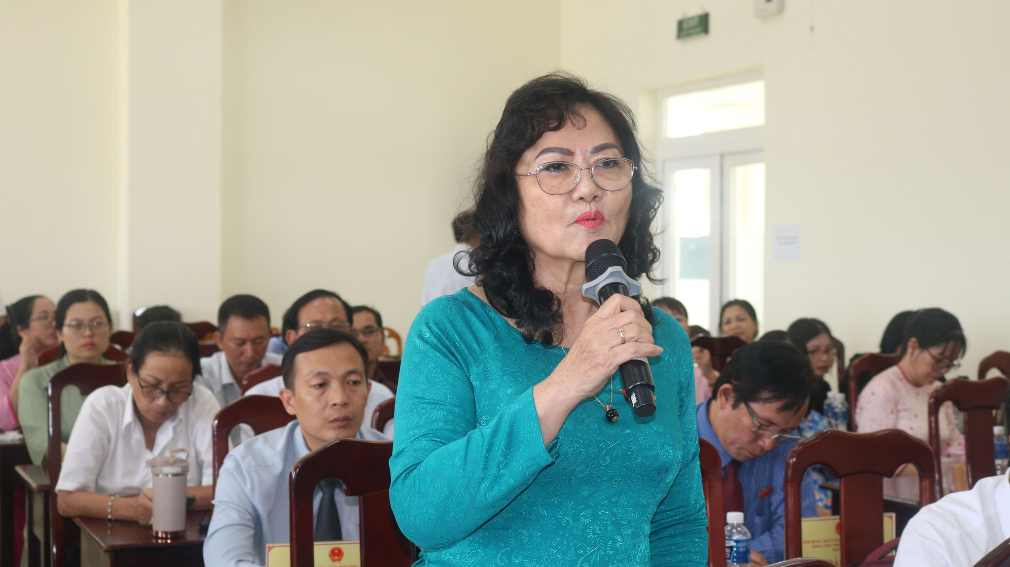 Đại biểu HĐND phường Phú Thủy chất vấn tại kỳ họp.