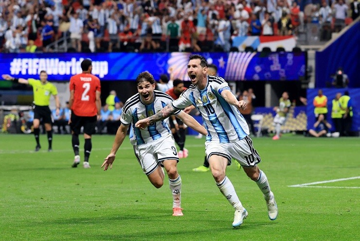 Messi tỏa sáng đưa Argentina trở về từ cõi chết trước Ai Cập