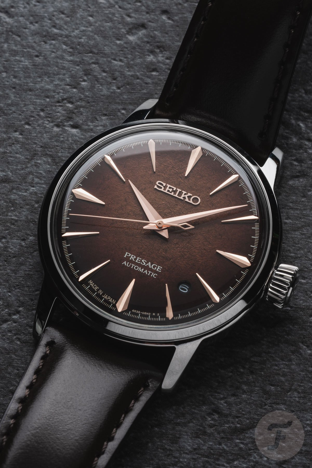 Mẫu Seiko Presage HCB002J với mặt số xanh và dây da nâu
