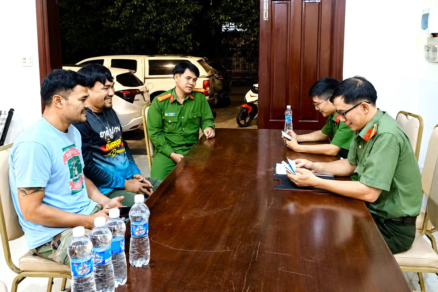 Da Huoai Commune police inspect the residency status of foreign nationals working in the locality