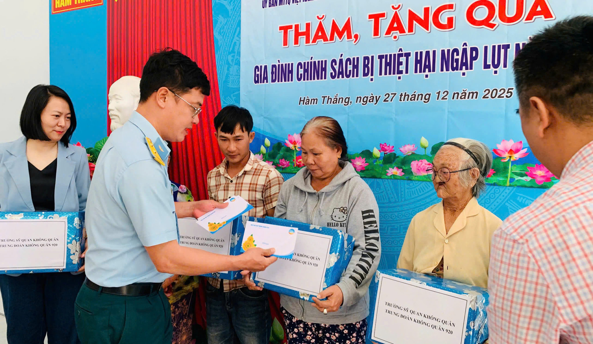 Ảnh 1. Trung đoàn 920 thăm, tặng quà các gia đình bị ảnh hưởng do mưa lũ tại phường Hàm Tiến, tỉnh Lâm Đồng năm 2025
