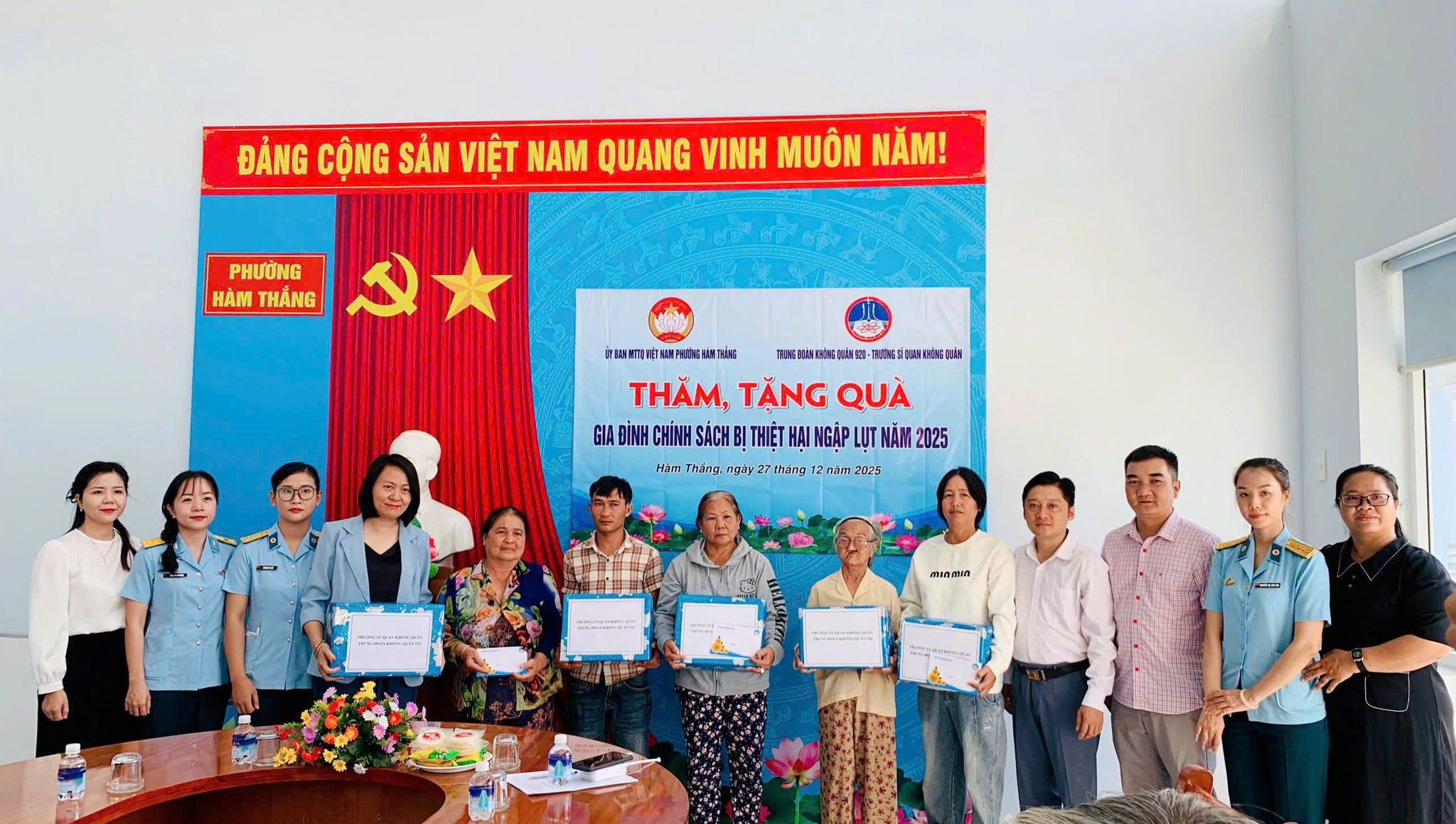 Ảnh 1.1. Trung đoàn 920 thăm, tặng quà các gia đình bị ảnh hưởng do mưa lũ tại phường Hàm Thắng, tỉnh Lâm Đồng năm 2025