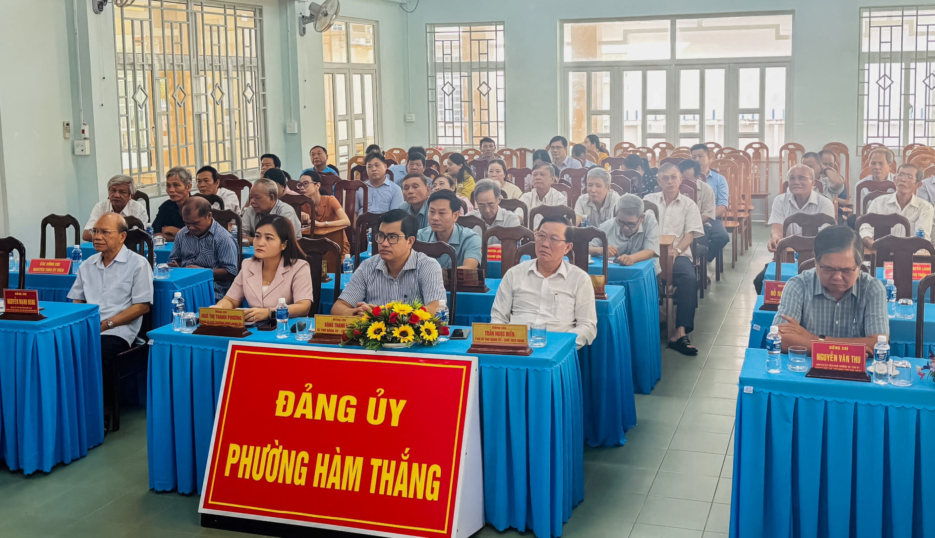 cac-dong-chi-lanh-dao-dang-uy-hdnd-ubnd-phuong-ham-thang-cung-cac-dong-chi-nguyen-lanh-dao-tinh-nguyen-tinh-uy-vien-lanh-dao-cac-ban-nganh-da-nghi-huu-va-sinh-song-tren-dia-ban-phuong-du-hoi-nghi(1).jpg