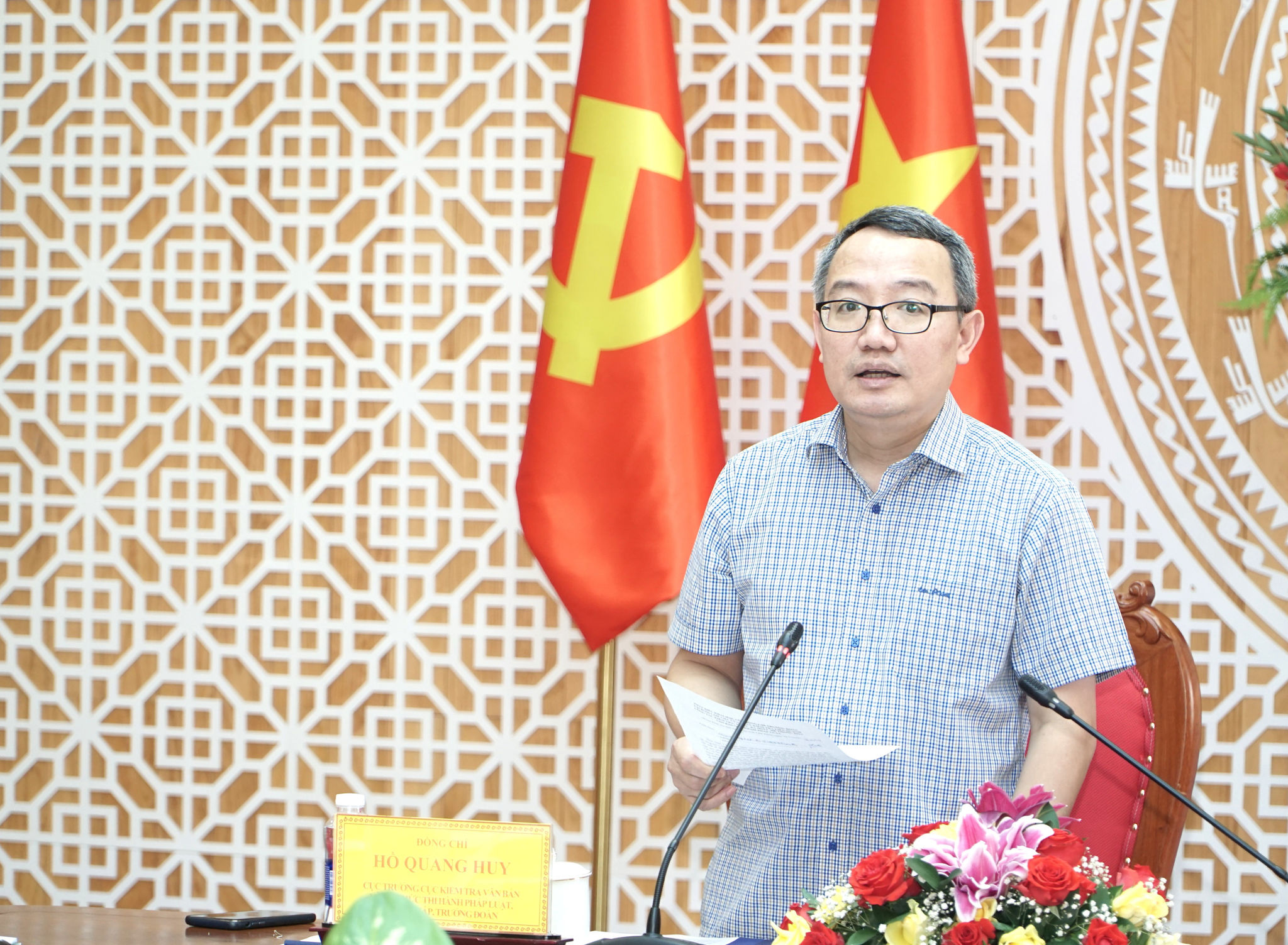 Cục trưởng Cục Kiểm tra văn bản quy phạm pháp luật và Tổ chức thi hành pháp luật (Bộ Tư pháp) Hồ Quang Huy phát biểu tại buổi làm việc