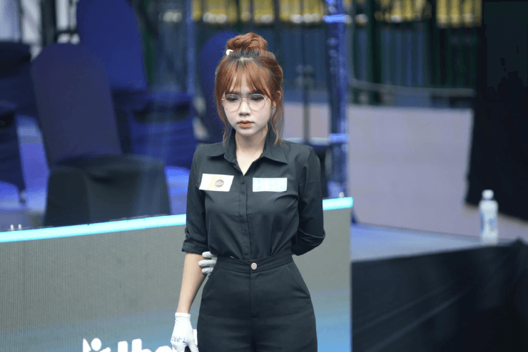 Vẻ đẹp sắc sảo của nữ trọng tài sinh năm 2002