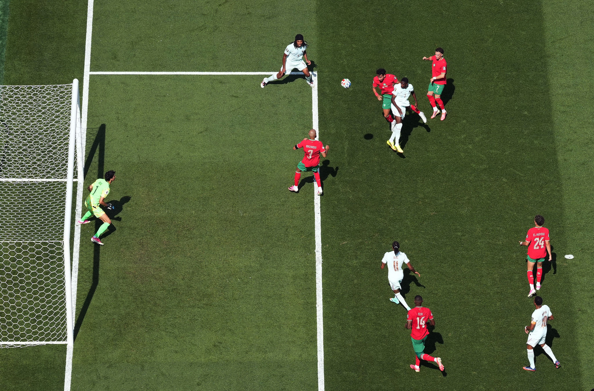Các cầu thủ Pháp tạo sức ép lên hàng thủ Morocco trong trận tứ kết World Cup 2026