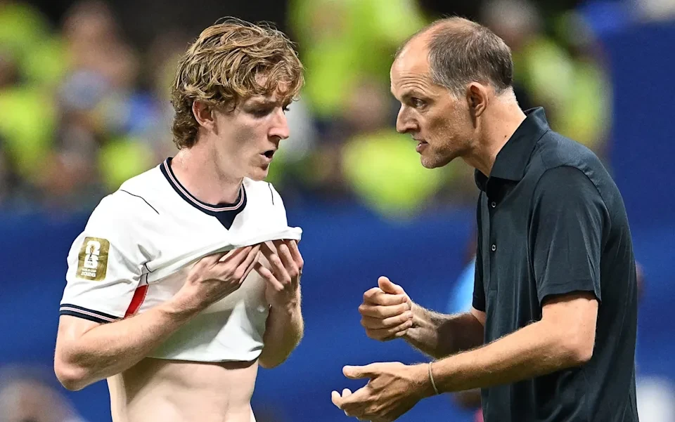 HLV Thomas Tuchel chỉ đạo các học trò