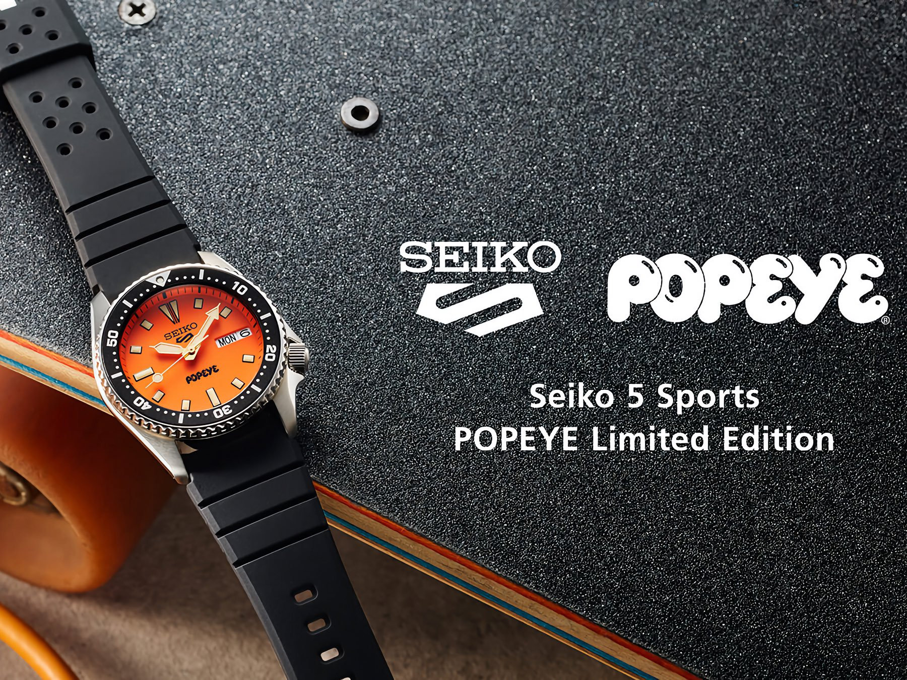 Góc nghiêng của Seiko 5 Sports x Popeye HDB013 cho thấy mặt số cam và bezel đen.
