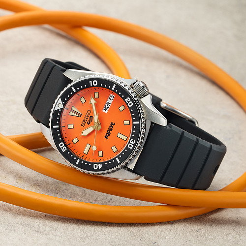 Cận cảnh mặt số màu cam của Seiko 5 Sports x Popeye.