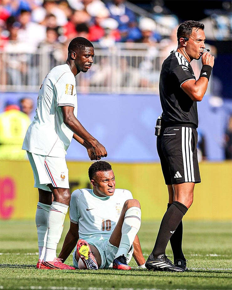 Kylian Mbappe tỏ ra nhăn nhó sau khi gặp vấn đề về sức khỏe trên sân