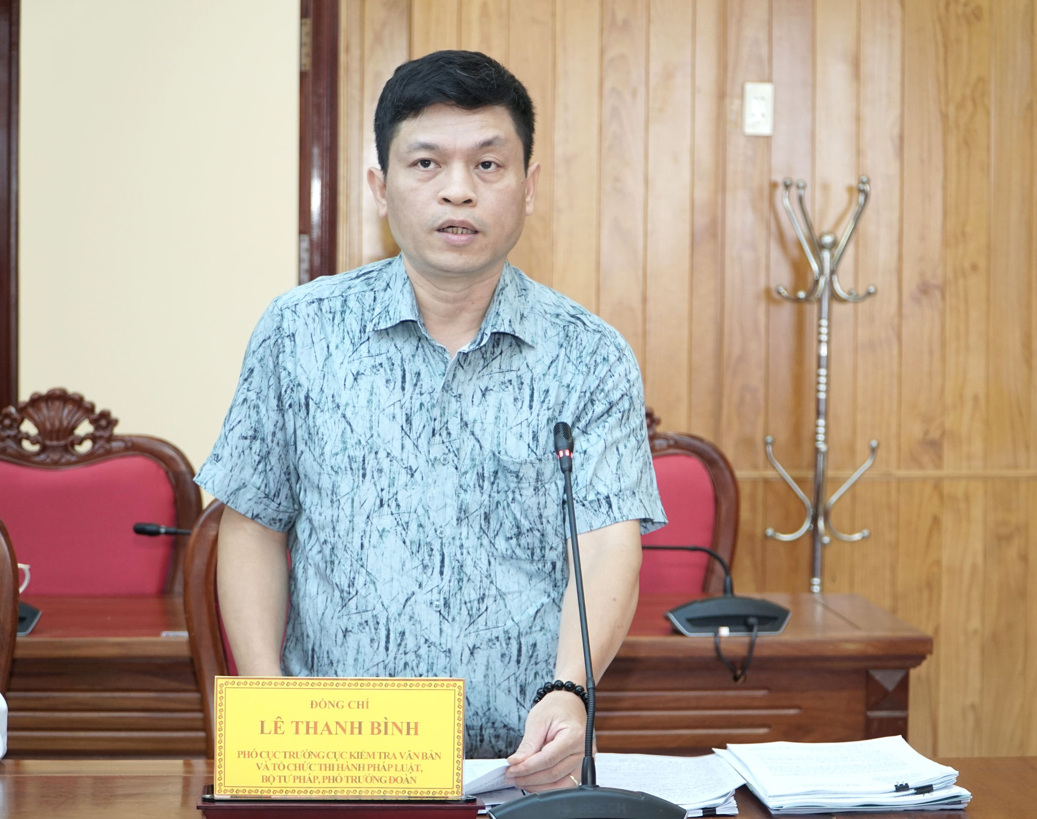 Phó Cục trưởng Cục Kiểm tra văn bản quy phạm pháp luật và Tổ chức thi hành pháp luật (Bộ Tư pháp) Lê Thanh Bình báo cáo tại buổi làm việc
