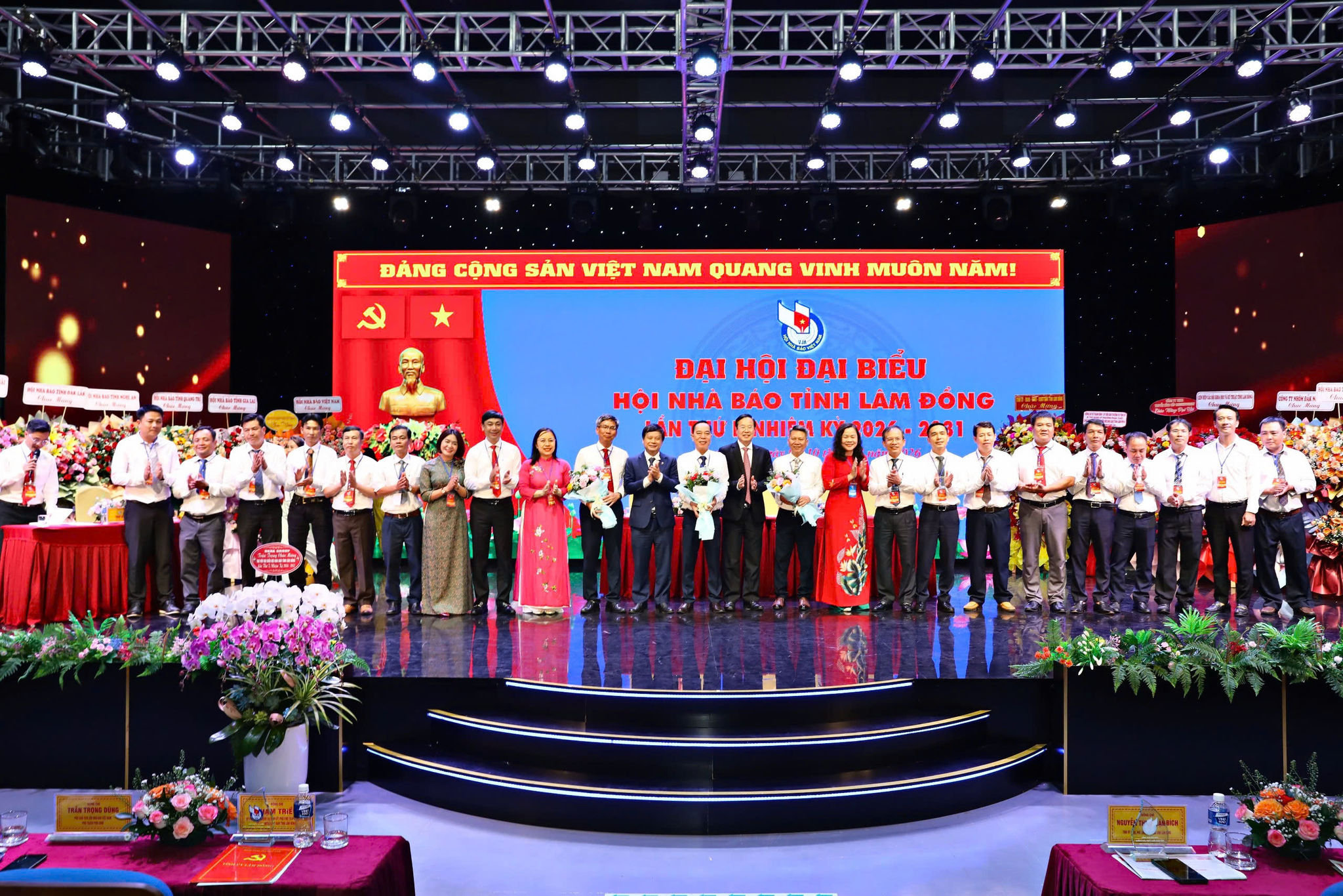 The newly elected Executive Committee of the Lam Dong Journalists Association was officially introduced at the congress.