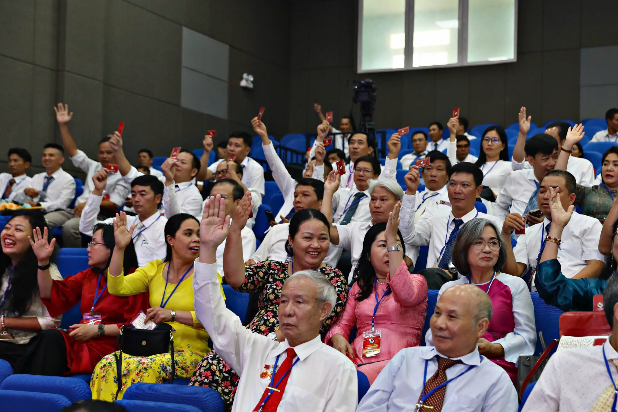 The delegates unanimously adopted the resolution at the first congress of the Lam Dong Journalists Association for the 2026–2031 term.