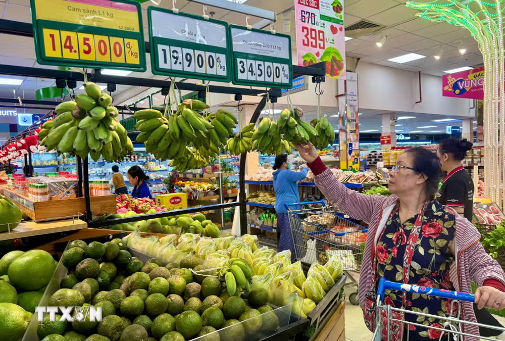 Người dân mua trái cây tại siêu thị Co.op trên đường Nguyễn Đình Chiểu, Thành phố Hồ Chí Minh. (Ảnh: Hương Giang/TTXVN) ttxvn-1303-sieu-thi-thanh-pho-ho-chi-minh.jpg