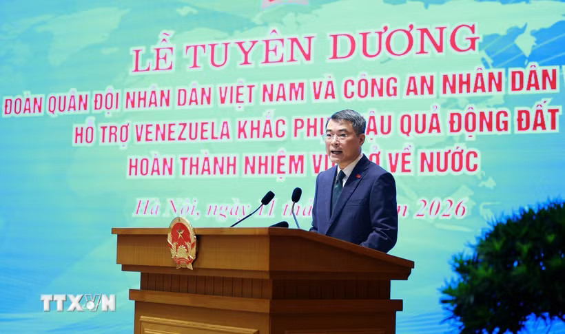 Thủ tướng Lê Minh Hưng tuyên dương Đoàn công tác Quân đội nhân dân Việt Nam và Công an Nhân dân Việt Nam hỗ trợ Venezuela khắc phục hậu quả động đất. (Ảnh: Dương Giang/TTXVN)