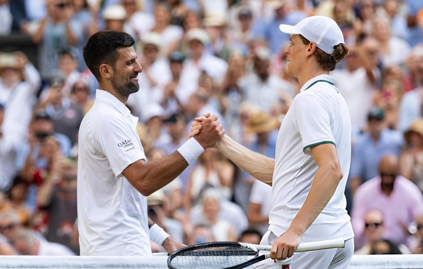 Novak Djokovic thất thần sau trận thua Jannik Sinner tại bán kết Wimbledon 2026.