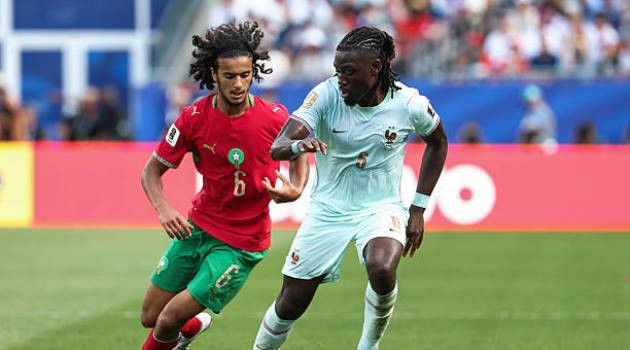 Ayyoub Bouaddi tranh chấp bóng với Manu Kone