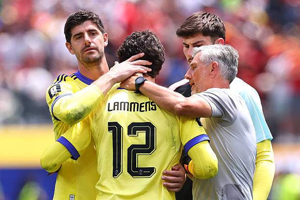 Thibaut Courtois an ủi Senne Lammens sau sai lầm dẫn đến bàn thua