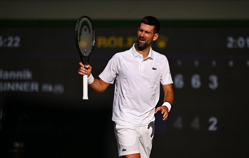 Novak Djokovic vẫy chào khán giả London, khẳng định sẽ trở lại vào năm sau.