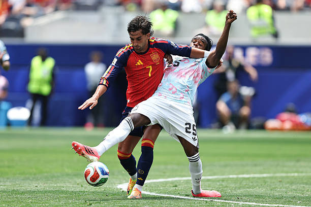 Ferran Torres tích cực di chuyển gây rối loạn đối phương