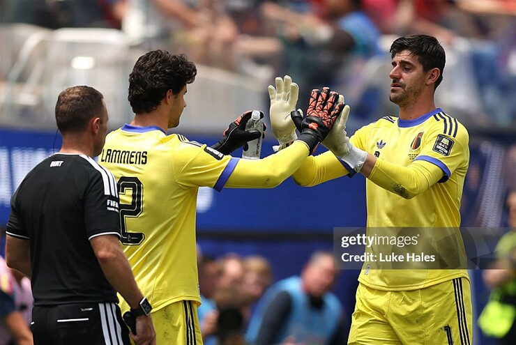 Thủ môn Lammens mắc sai lầm ngay sau khi vào sân thay Courtois tại tứ kết World Cup 2026