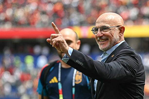 HLV Luis de la Fuente chỉ đạo trong trận tứ kết World Cup 2026
