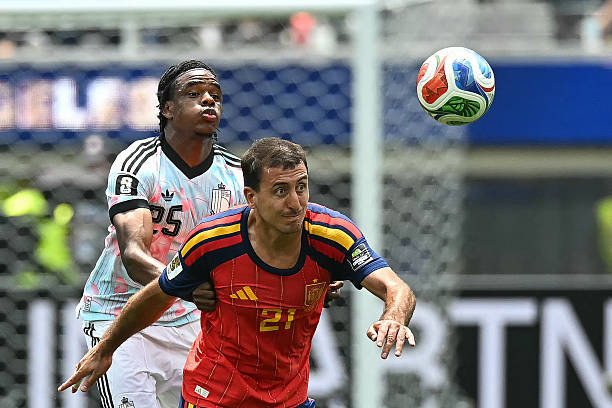Mikel Oyarzabal thi đấu mờ nhạt ở vị trí mũi nhọn