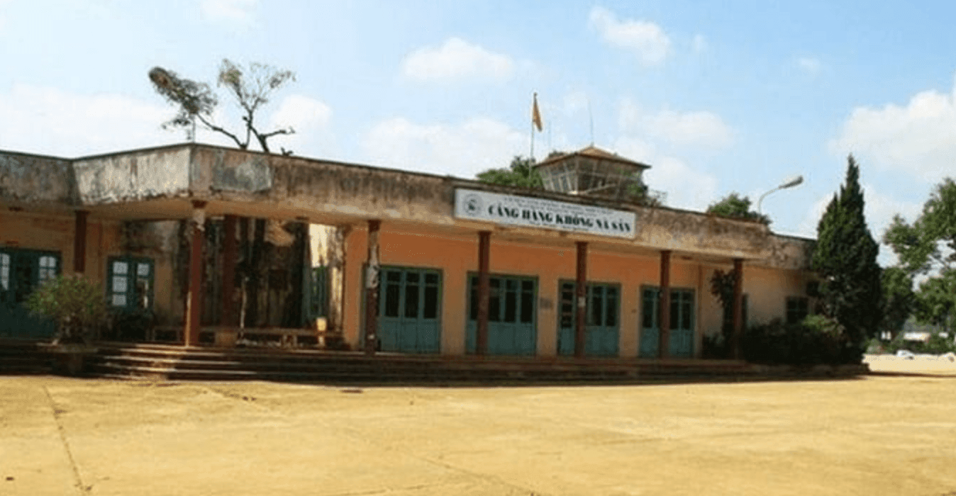 Hiện trạng sân bay Nà Sản xuống cấp nghiêm trọng sau nhiều năm dừng hoạt động.