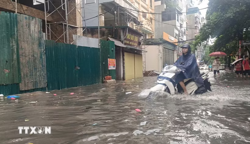 Nước ngập trên đường Mỹ Đình (phường Từ Liêm, Hà Nội). (Ảnh: Nguyễn Thắng/TTXVN)